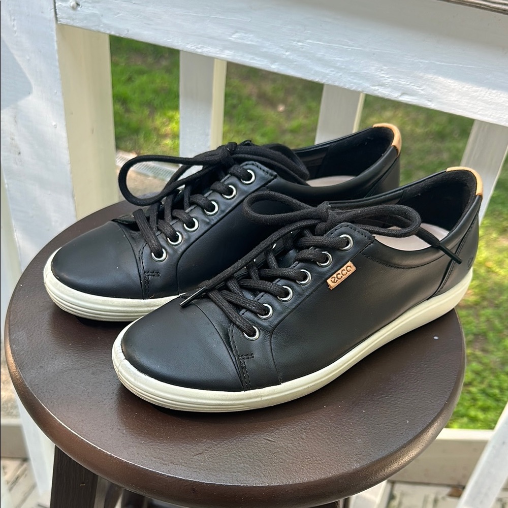Ecco Black Sneakers with Minimalist Design and Comfort